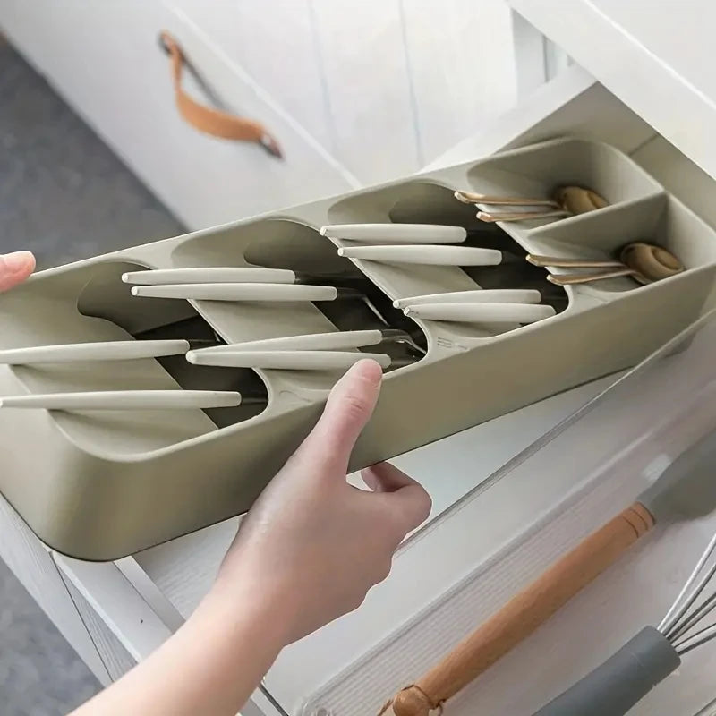 Plassbesparende bestikkorganisator med 5 rom