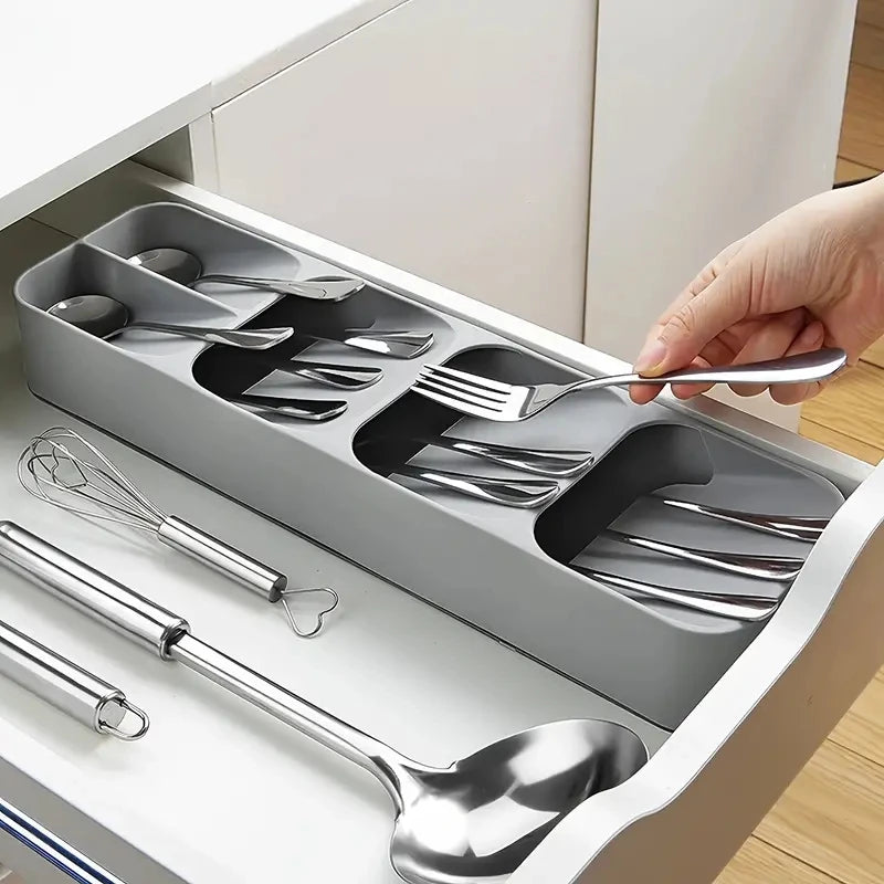 Plassbesparende bestikkorganisator med 5 rom